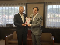 写真：大原理事長から目録を受け取る田中市長