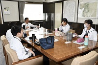 写真：市長と談笑する中学生ら