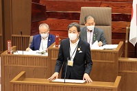 写真：議会で発言する田中市長