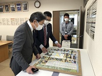 写真：新宅（しんたく）所長から高速道路の説明を聞く田中市長