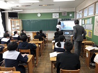 写真：電子黒板を活用した授業を視察する田中市長
