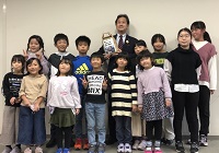 写真：岩滝小学校の児童のみなさんと棚田米を手にする田中市長