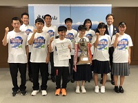 写真：優勝報告をした高山市チームの皆さん