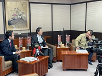 写真：全国和牛能力共進会の健闘を振り返る辻会長と田中市長