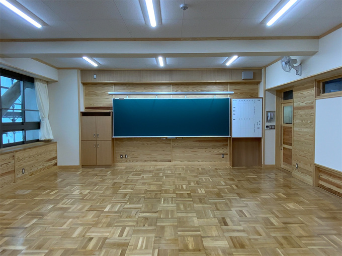 三枝小学校　普通教室　写真