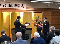 写真：表彰状を授与する田中市長