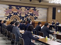 写真：意見交換会の前に講演をする田中市長