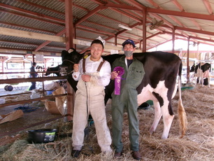グランドチャンピオンを受賞した牛と出品者の記念撮影