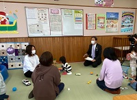 写真：小さなお子さん連れの保護者の方との対話のようす