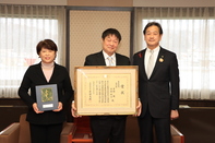 受賞報告のようす