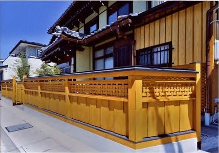 格子細工の木製塀垣