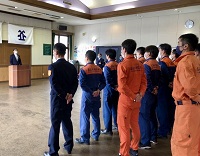 写真：消防署で職員に対し年頭の訓示を行う田中市長