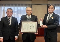 写真（中央）：最優秀賞を受賞した山本さん
