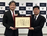 写真：鈴木社長（写真右）と田中市長
