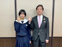 写真（左側）：全国大会出場を前に市長とガッツポーズをする蒲さん