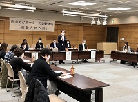 写真：「語る会」冒頭であいさつする田中市長