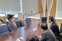 写真：和田長官との意見交換のようす