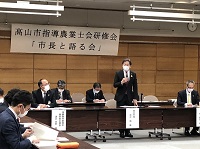 写真：意見交換の前に講話をする田中市長