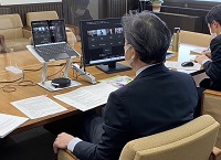 写真：パソコン画面を通じて会議に参加する田中市長