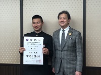 写真（左）：賞状を手に市長と並ぶ滝村さん