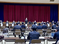 写真：協議会会長としてあいさつをする田中市長