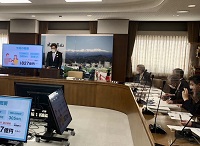 写真：新年度予算案などについて発表する田中市長