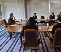 写真：議事の進行をする田中市長