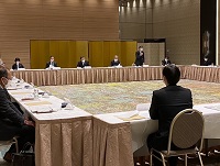 写真：飛騨三市一村首長や厚生病院関係者らが出席した会議のようす