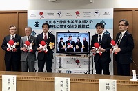 写真：西岡安彦徳島大学医学部長とオンラインで協定書を締結した田中市長