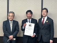 写真中央：最優秀賞の表彰を手にする畑田さん