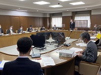 写真：教育委員とともに議論する会議のようす