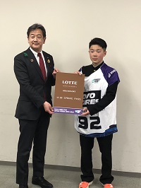 写真：優勝の賞状を手にする杉山さん