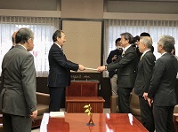 写真：市長に提言書を手渡す水門議長、谷村副議長、各常任委員会委員長