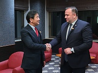 写真：田中市長と笑顔で握手するヘウストフスキ知事