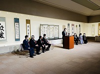 写真：展示された作品を前にあいさつをする田中市長