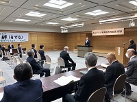 写真：総会であいさつをする田中市長