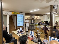 写真：デイサービス利用者の皆さんにあいさつをする田中市長