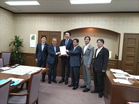 写真：金子政務官に要望書を提出した岐阜県、富山県両知事と東海北陸自動車道沿線自治体の首長