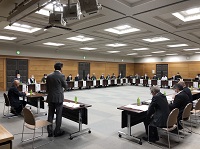 写真：検討委員の皆さんにあいさつをする田中市長