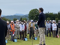 写真：大勢の参加選手の皆さんに向けてあいさつをする田中市長
