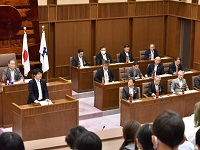 写真：丸山議員の一般質問に耳を傾ける田中市長ら理事者と傍聴席の市民の皆さん