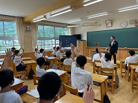 写真：田中市長の問いかけに元気よく挙手をする生徒の皆さん