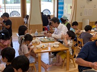 写真：地元で採れたほうれんそうの話を聞いた後、市長と一緒に給食を食べる園児の皆さん