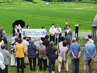 写真：「ようこそ上山市へ」と書かれた横断幕で出迎えられたツアー参加者の皆さん