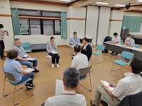写真：車座になって参加者と思いを語り合う田中市長