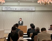 写真：総会であいさつをする田中市長