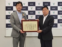 写真：田中市長から感謝状を受け取る鈴木社長
