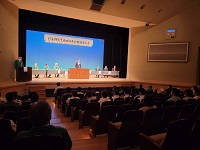 写真：開会式であいさつをする田中市長
