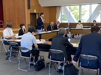 写真：会長として理事会であいさつする田中市長