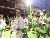 写真：たくさんの参加者とともに古い町並で開催された盆踊りに参加する田中市長